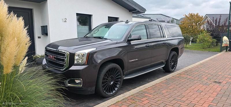 Grau Gebraucht 2016 GMC Yukon SUV | 29.999 € - Bild 1/4