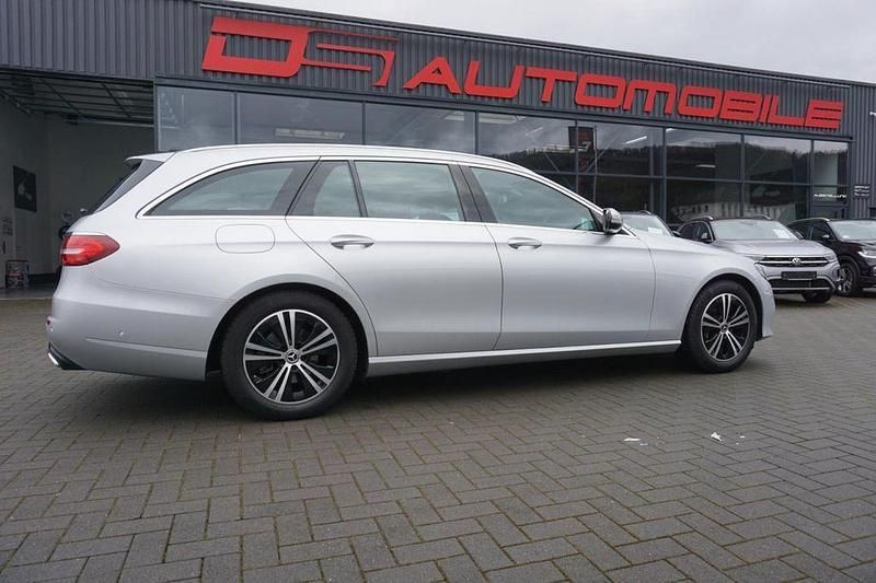 Iridiumsilber Gebraucht 2021 Mercedes E300 Avantgarde Limousine | 38.990 € (Fairer Preis) - Bild 1/4