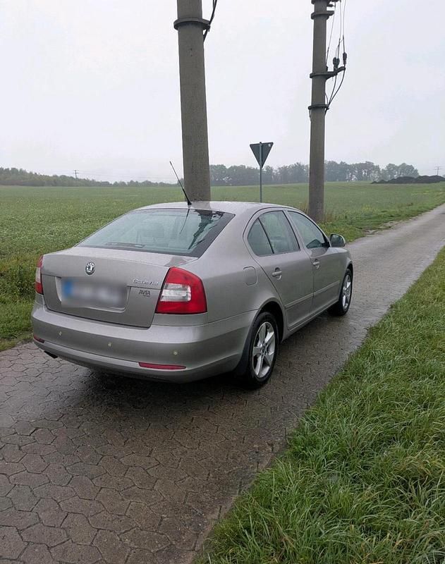 Gold Gebraucht 2010 Skoda Octavia Limousine | 3.650 € (Teuer) - Bild 1/4