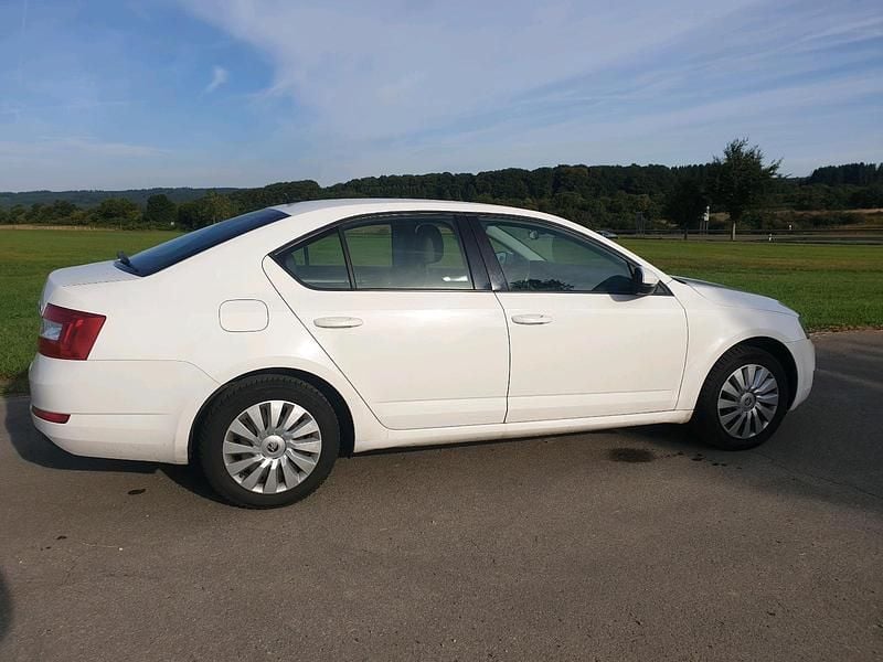 Weiß Gebraucht 2014 Skoda Octavia Limousine | 7.500 € (Guter Preis) - Bild 1/4