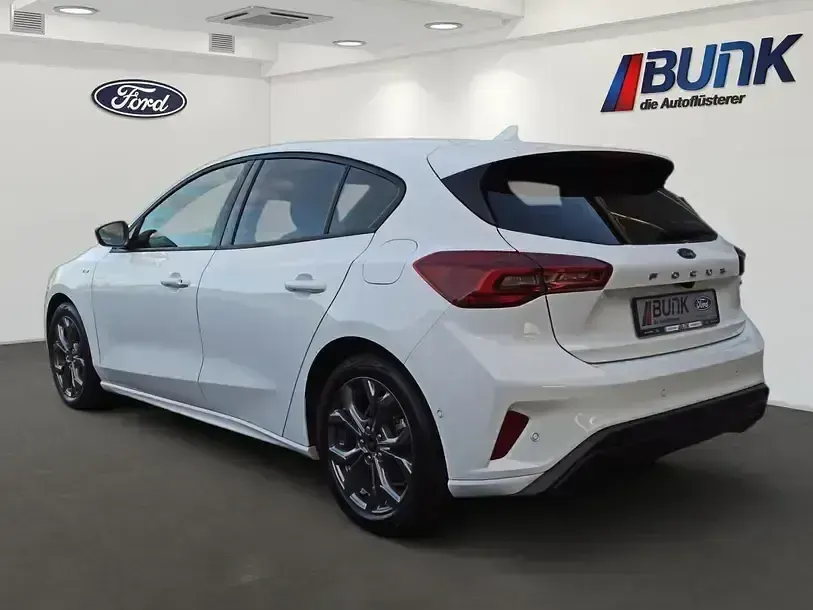 Używany Ford Focus ST-Line 125 KM (91 kW) 2023 Biały Sedan/Limuzyna