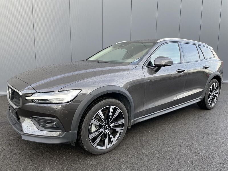 Braun Gebraucht 2024 Volvo V60 CC Plus Kombi | 42.950 € (Guter Preis) - Bild 1/4