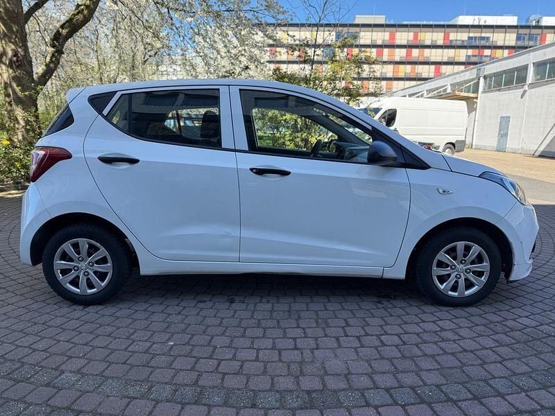 Gebraucht Hyundai i10 Basis 67 PS (49 kW) 2016 Weiß Kleinwagen