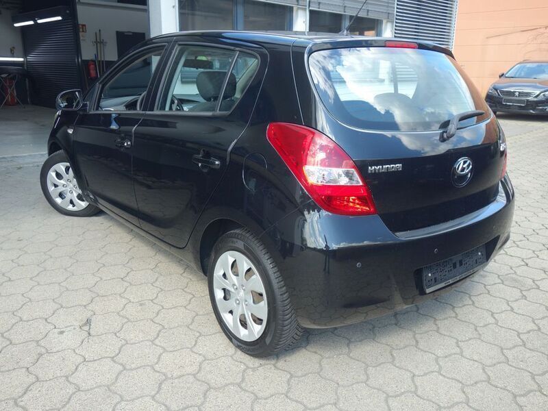 Gebraucht Hyundai i20 Edition 101 PS (74 kW) 2012 Schwarz Limousine