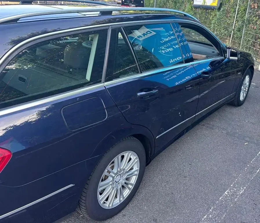 Gebraucht Mercedes E300 Elegance 231 PS (169 kW) 2011 Blau Limousine
