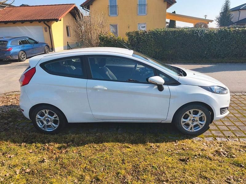 Gebraucht Ford Fiesta Titanium 101 PS (74 kW) 2014 Weiß Kleinwagen