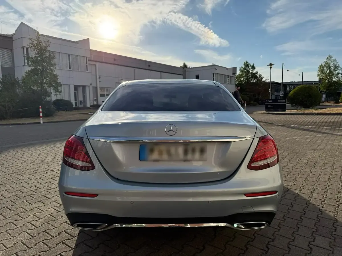 Gebraucht Mercedes E220 AMG line 194 PS (142 kW) 2017 Andere farben Limousine