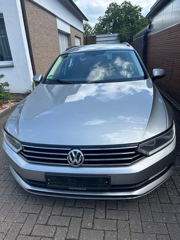 Silber Gebraucht 2017 VW Passat Comfortline Kombi | 7.900 € (Fairer Preis) - Bild 1/4