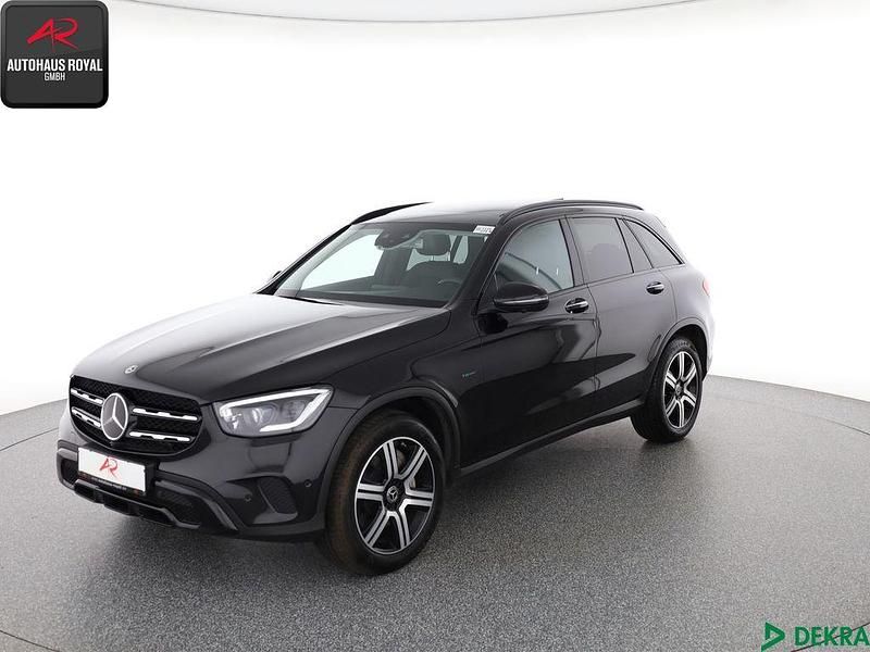 Schwarz (metallic) Gebraucht 2020 Mercedes GLC300e SUV | 35.780 € (Fairer Preis) - Bild 1/4