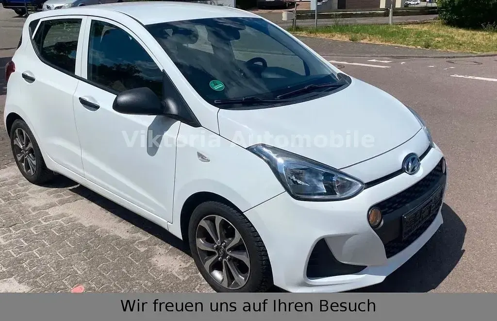 Gebraucht Hyundai i10 Basis 67 PS (49 kW) 2017 Weiß Kleinwagen