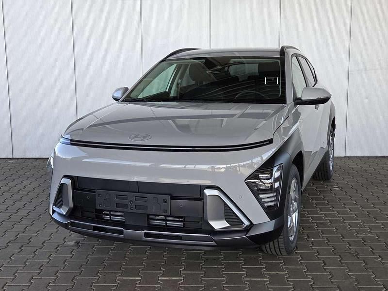 Amazon grey metallic Neu 2025 Hyundai Kona Prime SUV | 29.700 € (Guter Preis) - Bild 1/4