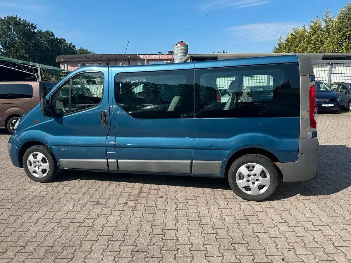 Gebraucht Opel Vivaro 114 PS (83 kW) 2007 Panorama blau (mi2) Van / Kleinbus