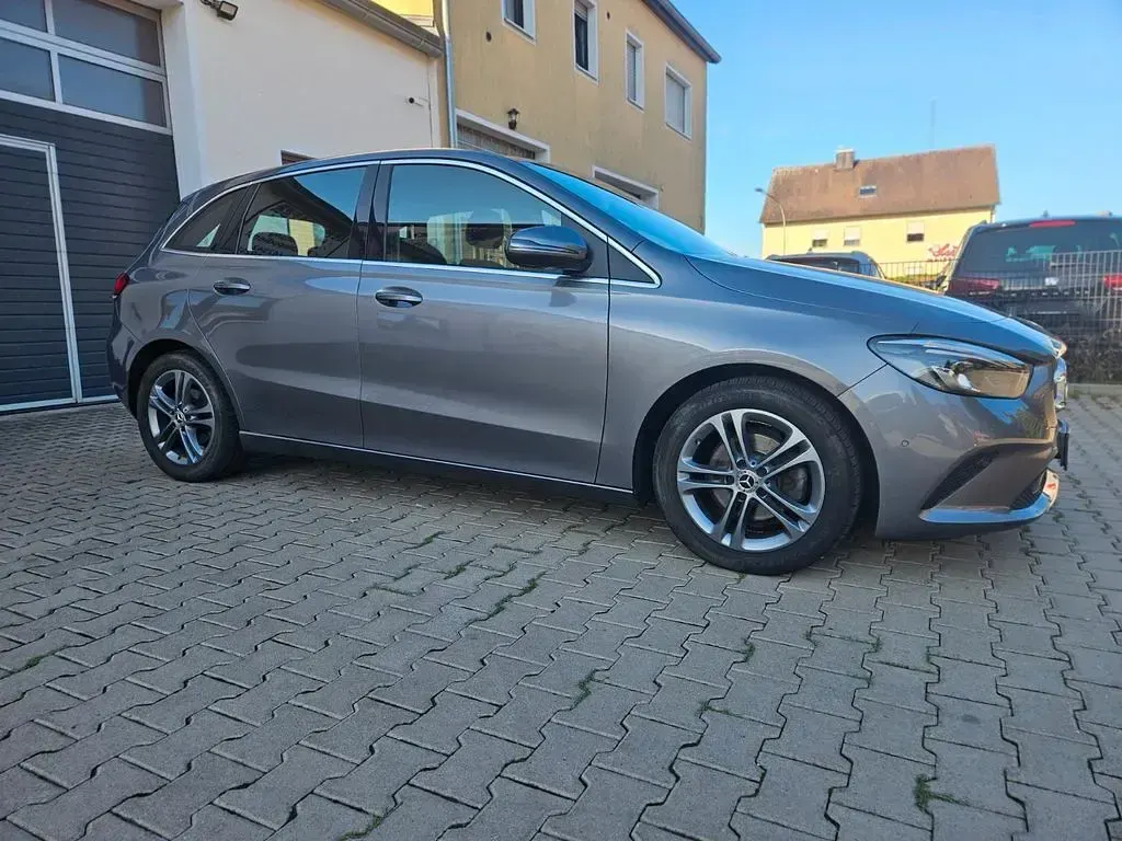 Gebraucht Mercedes B180 116 PS (85 kW) 2019 Grau Kleinwagen