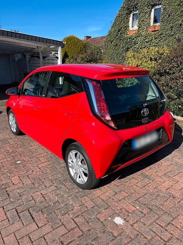 Gebraucht Toyota Aygo 69 PS (50 kW) 2016 Rot Kleinwagen