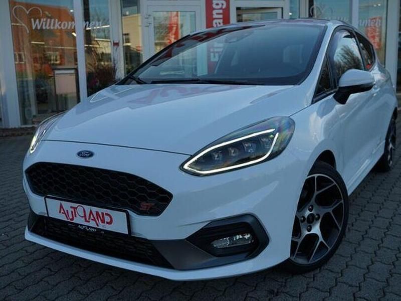 Gebraucht Ford Fiesta Ambiente 200 PS (147 kW) 2020 Weiß Limousine