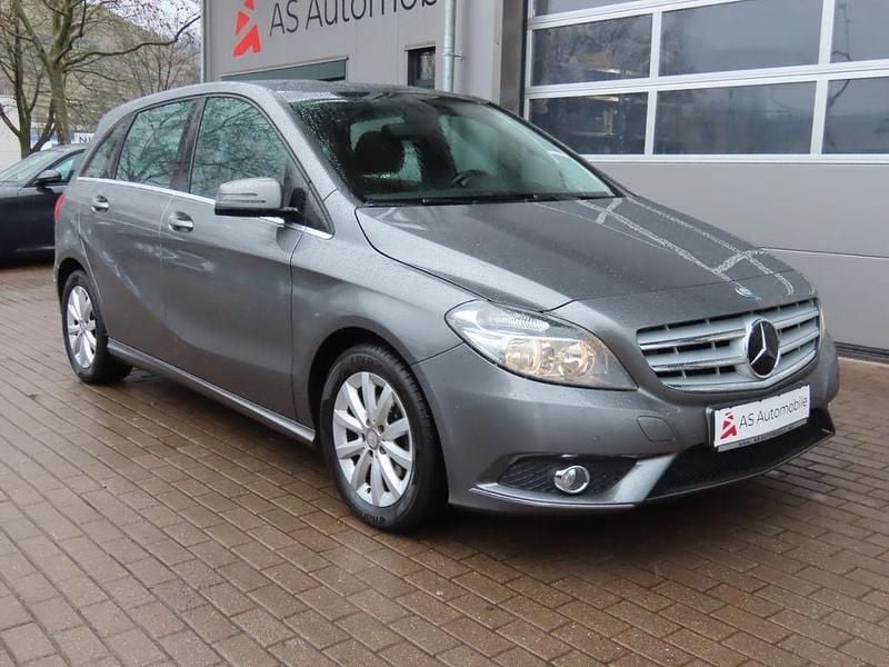Gebraucht Mercedes B180 122 PS (89 kW) 2013 Mountaingrau Van / Kleinbus