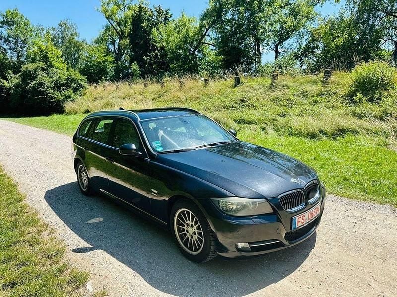 Schwarz Gebraucht 2011 BMW 320 Comfort Edition Kombi | 3.399 € (Superpreis) - Bild 1/4