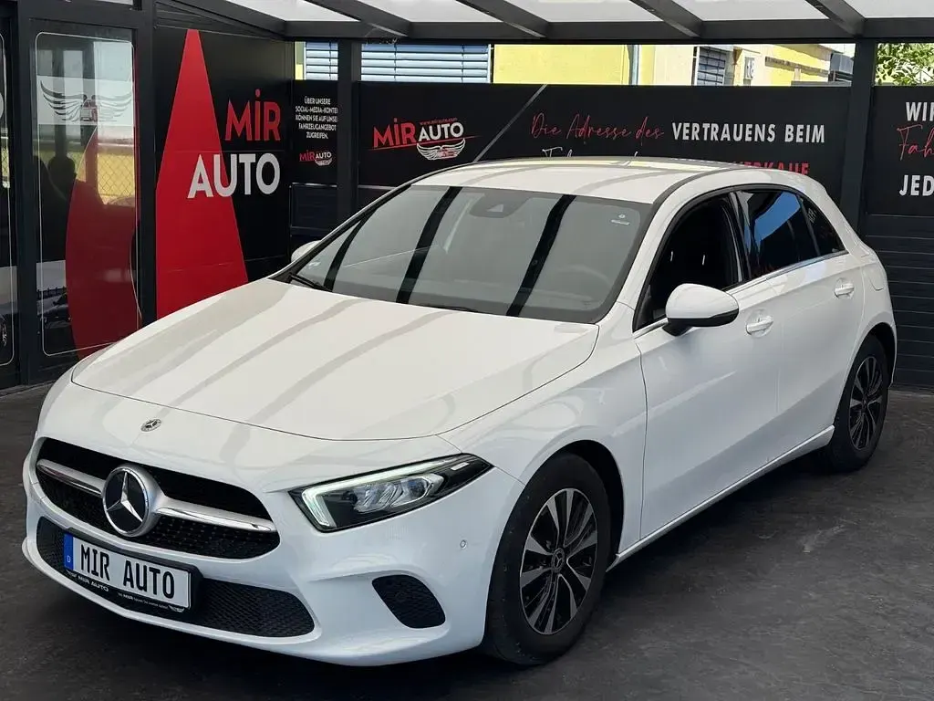 Gebraucht Mercedes A180 116 PS (85 kW) 2022 Weiß Limousine