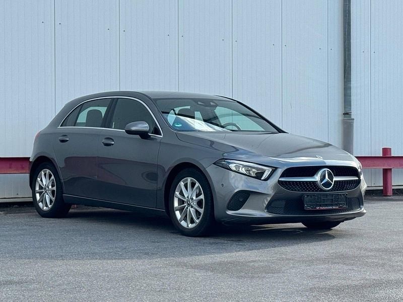 Grau Gebraucht 2018 Mercedes A180 Progressive Kleinwagen | 19.990 € (Fairer Preis) - Bild 1/4
