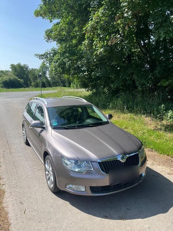 Braun Gebraucht 2010 Skoda Superb Kombi | 7.290 € - Bild 1/4
