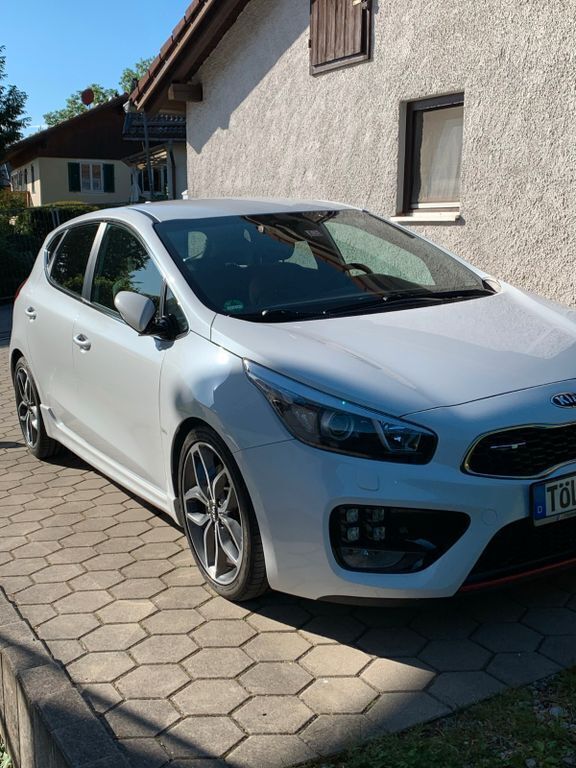 Weiß Gebraucht 2018 Kia Ceed GT GT-Line Limousine | 13.750 € (Guter Preis) - Bild 1/4