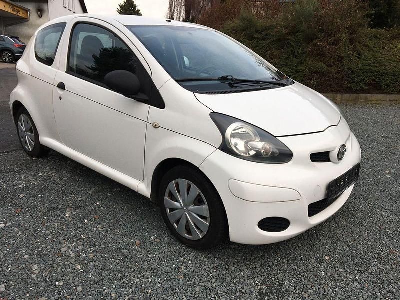 Gebraucht Toyota Aygo Basis 68 PS (50 kW) 2009 Weiß Kleinwagen