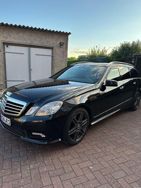 Schwarz Gebraucht 2010 Mercedes E350 Avantgarde Kombi | 10.001 € (Teuer) - Bild 1/4