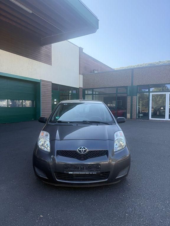 Grau Gebraucht 2009 Toyota Yaris Cool Limousine | 2.490 € (Guter Preis) - Bild 1/4