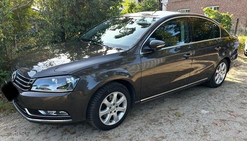 Braun Gebraucht 2012 VW Passat Limousine | 7.700 € (Fairer Preis) - Bild 1/4