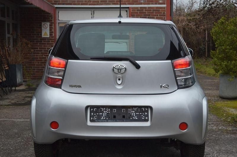 Gebraucht Toyota iQ 69 PS (50 kW) 2011 Silber Kleinwagen