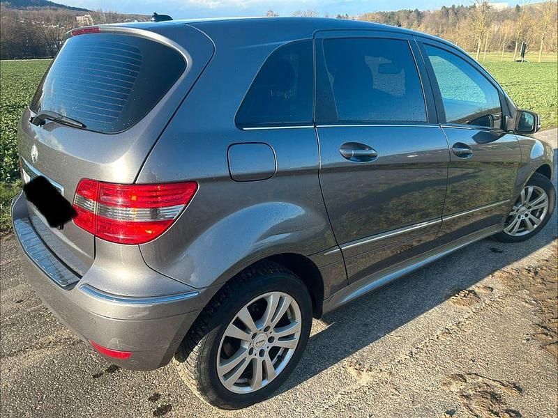 Gebraucht Mercedes B180 109 PS (80 kW) 2011 Grau Van / Kleinbus
