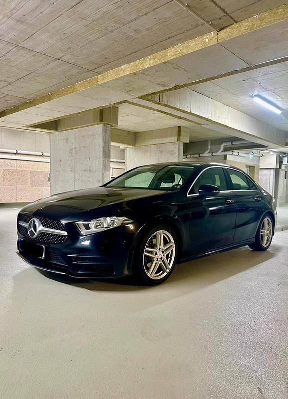 Schwarz Gebraucht 2020 Mercedes A180 AMG line Limousine | 25.000 € (Fairer Preis) - Bild 1/4