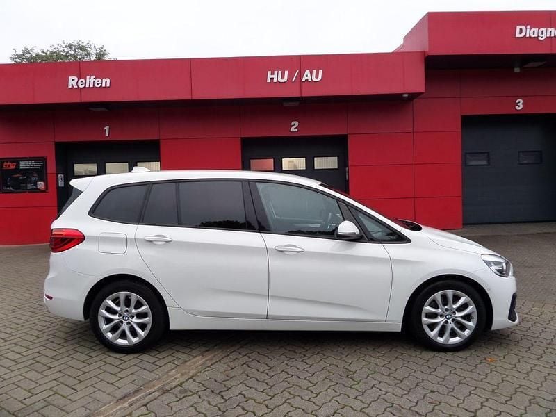 Weiß Gebraucht 2018 BMW 220 Advantage Kombi | 17.490 € (Fairer Preis) - Bild 1/4