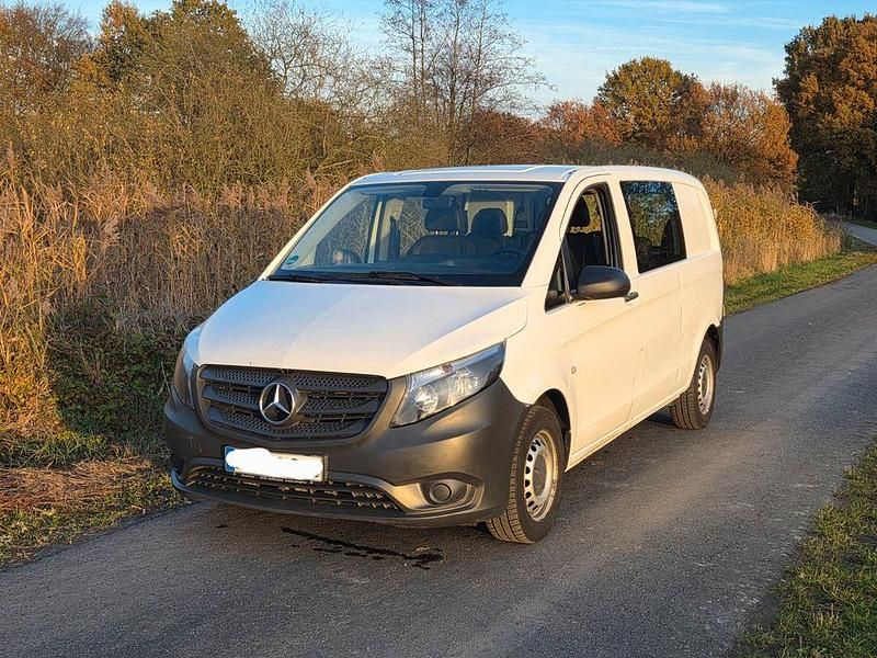 Schwarz Gebraucht 2020 Mercedes Vito Kombi | 15.500 € (Fairer Preis) - Bild 1/4