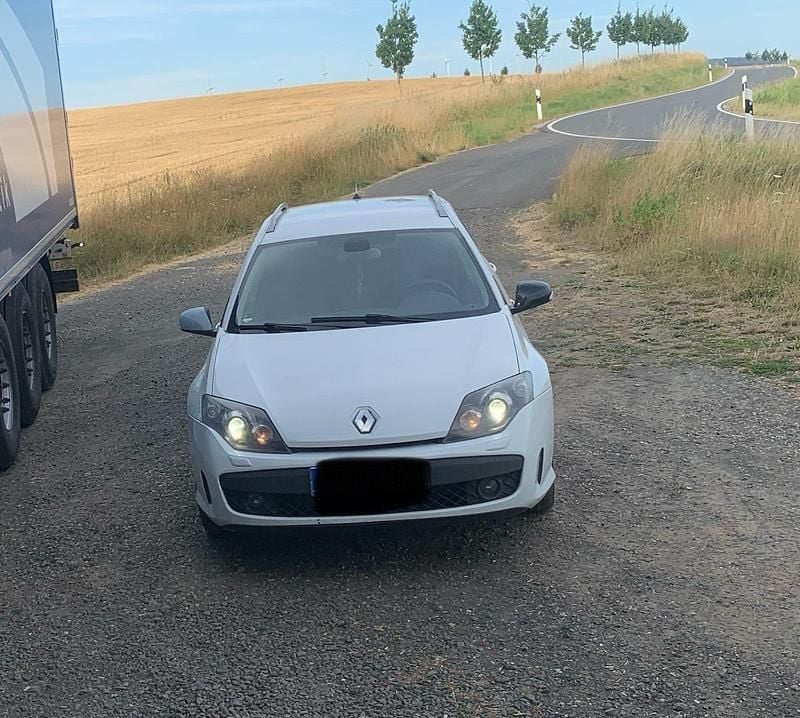Weiß Gebraucht 2010 Renault Laguna III GT Kombi | 2.950 € (Fairer Preis) - Bild 1/4