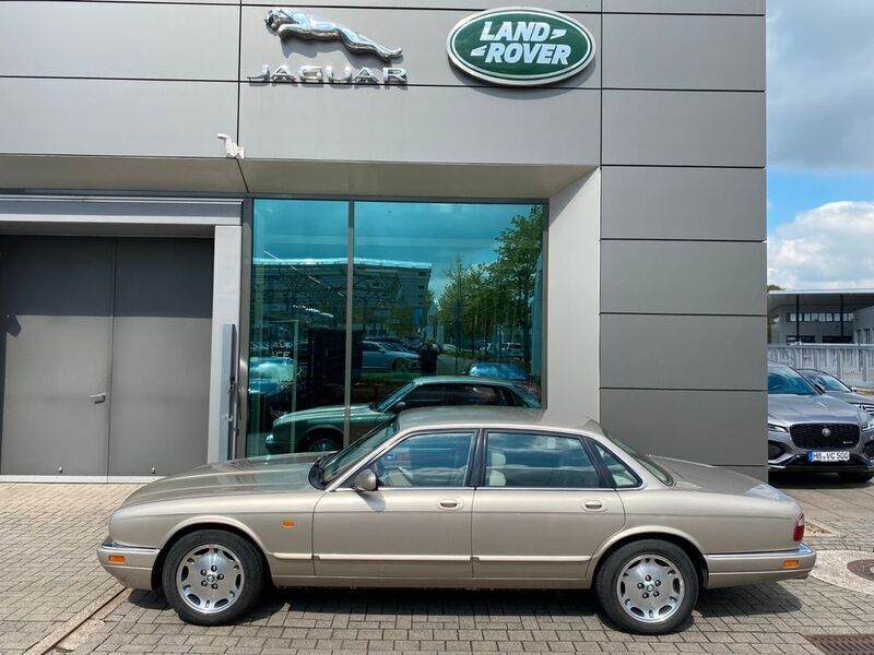 Second-hand Jaguar XJ Executive 211 CP (155 kW) 1997 Argintiu Berlinǎ
