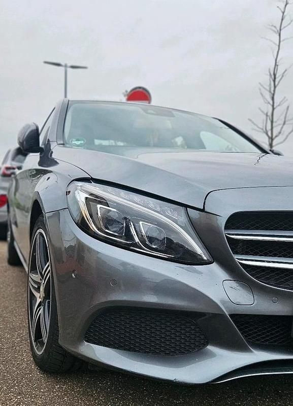 Grau Gebraucht 2017 Mercedes C220 Limousine | 19.300 € (Fairer Preis) - Bild 1/4