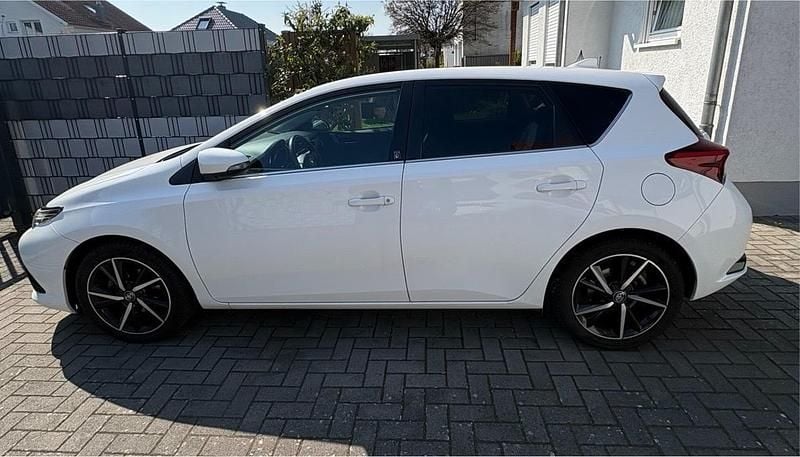 Gebraucht Toyota Auris Team 116 PS (85 kW) 2019 Weiß Kleinwagen