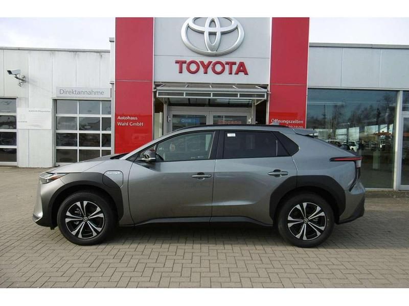 Gebraucht Toyota bZ4X Basis 150 kW (204 PS) 2023 Titansilber SUV