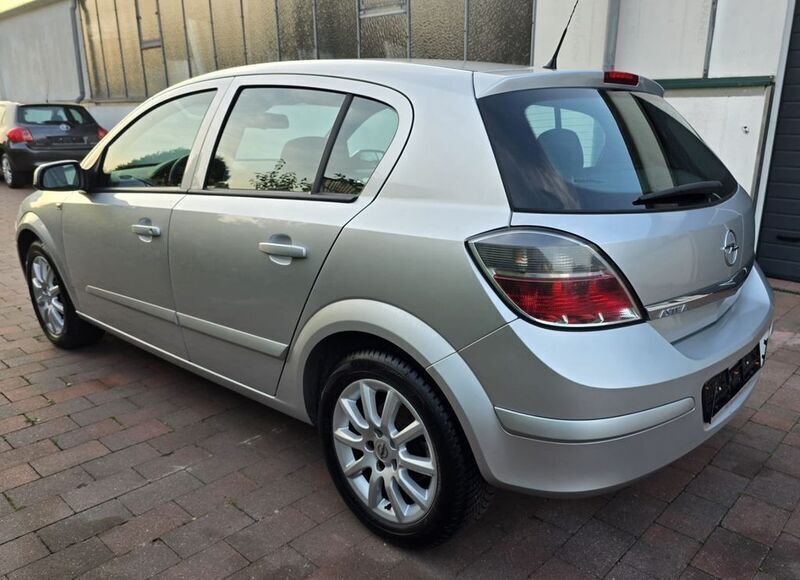 Gebraucht Opel Astra Edition 116 PS (85 kW) 2008 Silber Limousine