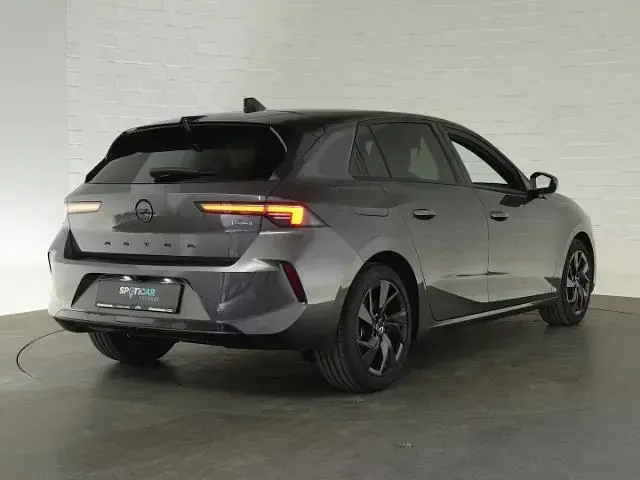 Usado Opel Astra 181 HP (133 kW) 2023 Cinzento Citadino