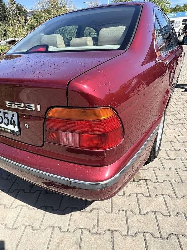 Gebraucht BMW 523 170 PS (125 kW) 1996 Rot Limousine