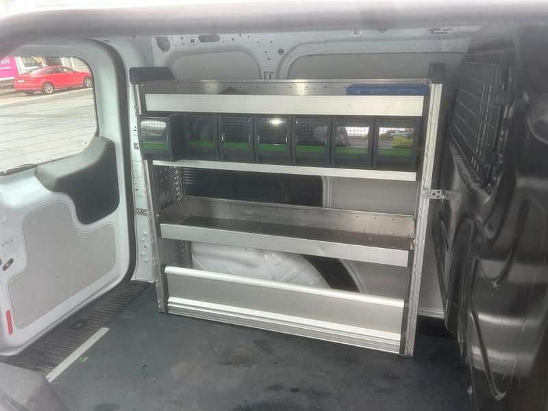 Gebraucht Ford Courier 100 PS (73 kW) 2017 Weiß Van / Kleinbus