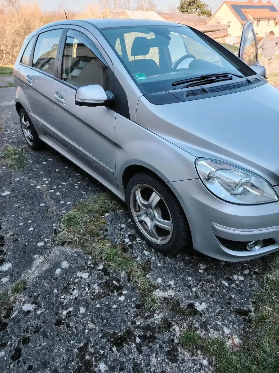 Gebraucht Mercedes B180 109 PS (80 kW) 2009 Silber Van / Kleinbus