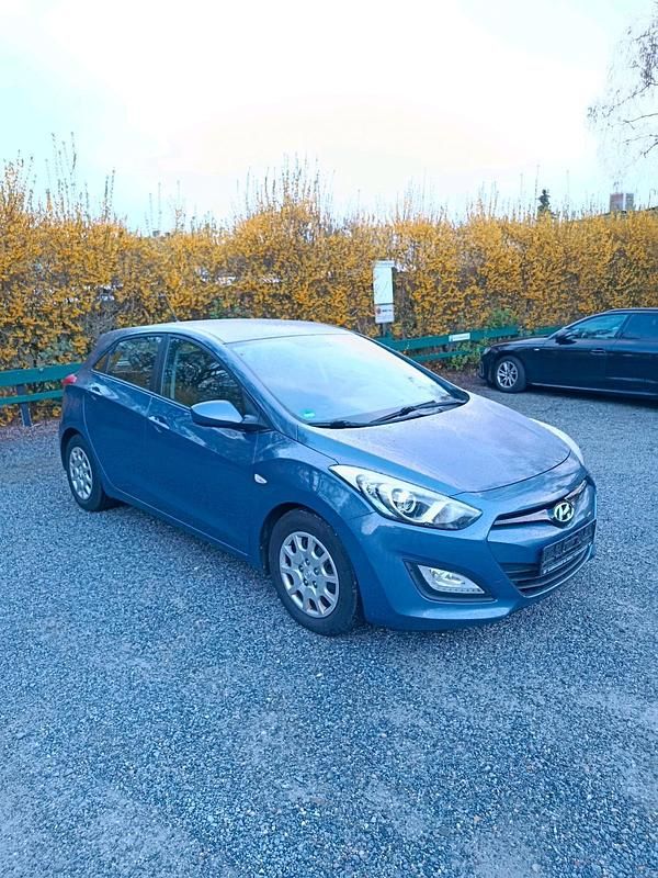 Gebraucht Hyundai i30 90 PS (66 kW) 2013 Blau Kleinwagen