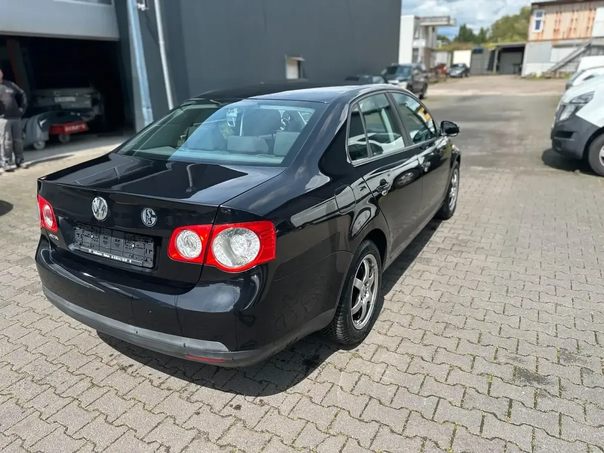 Brugt VW Jetta 105 HK (77 kW) 2005 Sort Sedan