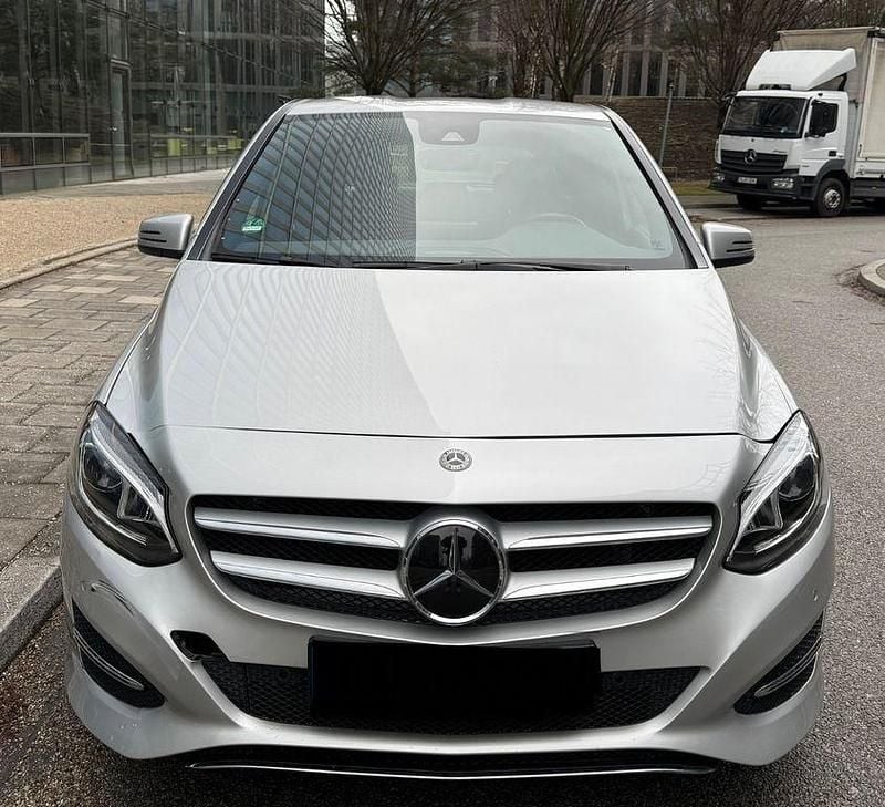 Gebraucht Mercedes B200 156 PS (114 kW) 2018 Silber Van / Kleinbus