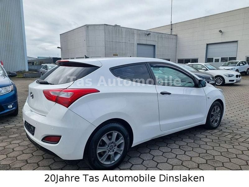 Gebraucht Hyundai i30 Edition 99 PS (72 kW) 2013 Weiß Coupé