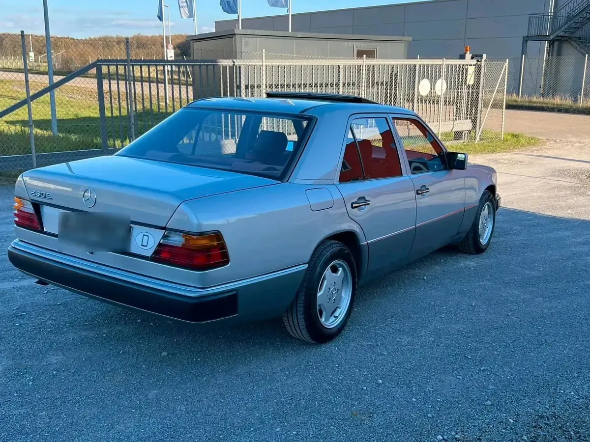 Gebraucht Mercedes 230 131 PS (96 kW) 1989 Silber Limousine