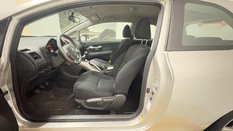 Gebraucht Toyota Auris Life 101 PS (74 kW) 2011 Silber Kleinwagen